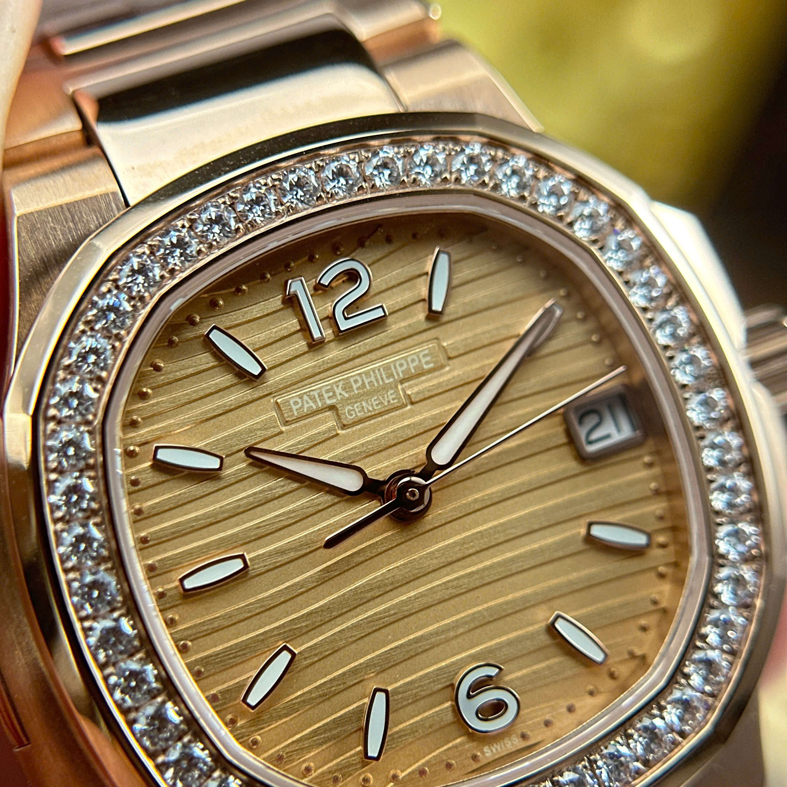 Đồng Hồ Patek Philippe Nautilus 7010/1R 32mm Replica 1:1 GR Factory