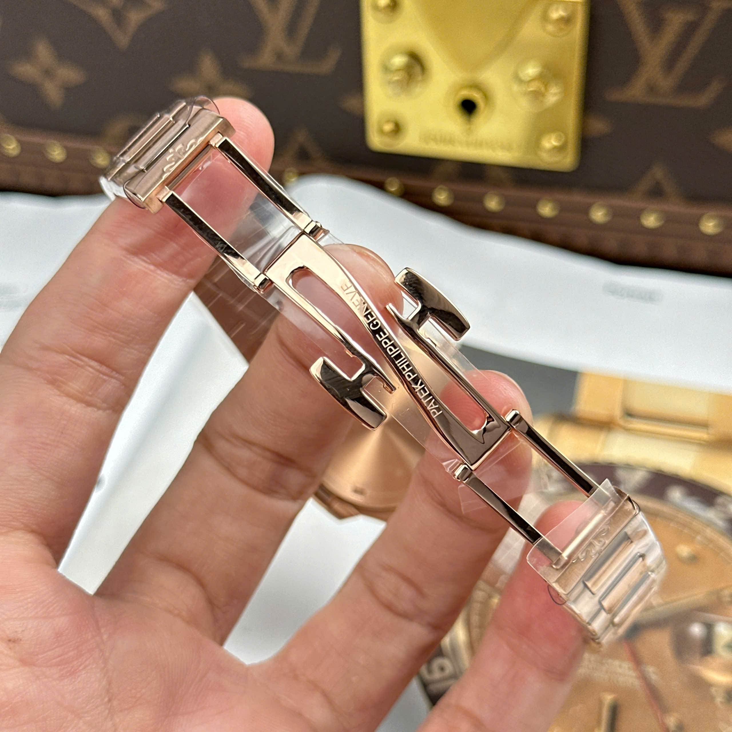 Đồng Hồ Patek Philippe Nautilus 7010/1R 32mm Replica 1:1 GR Factory