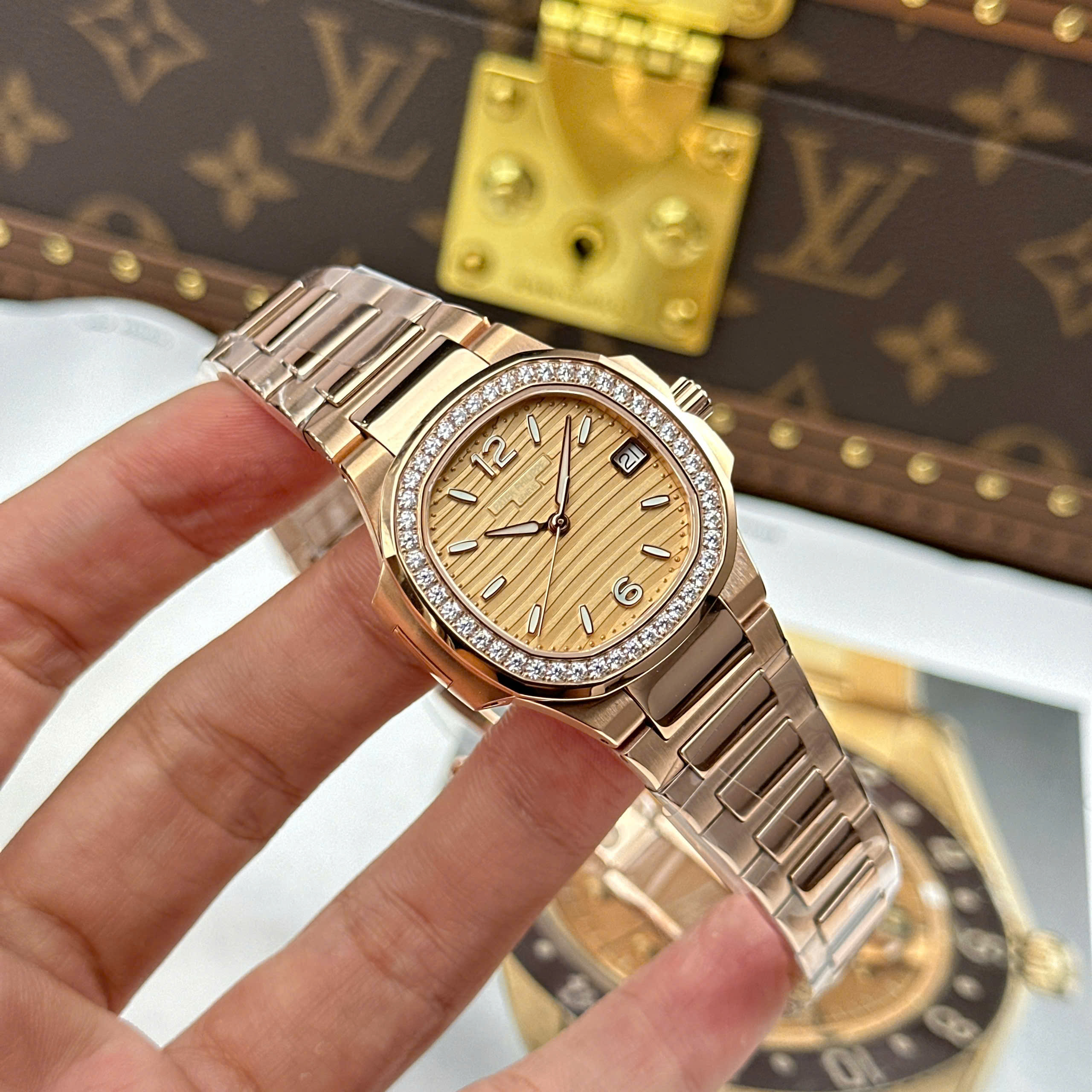 Đồng Hồ Patek Philippe Nautilus 7010/1R 32mm Replica 1:1 GR Factory