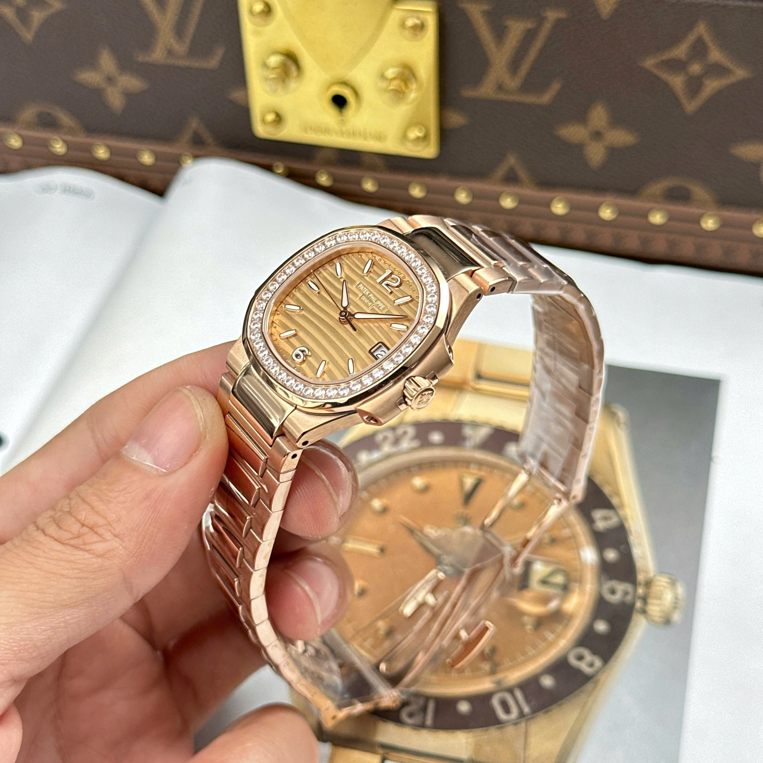 Đồng Hồ Patek Philippe Nautilus 7010/1R 32mm Replica 1:1 GR Factory