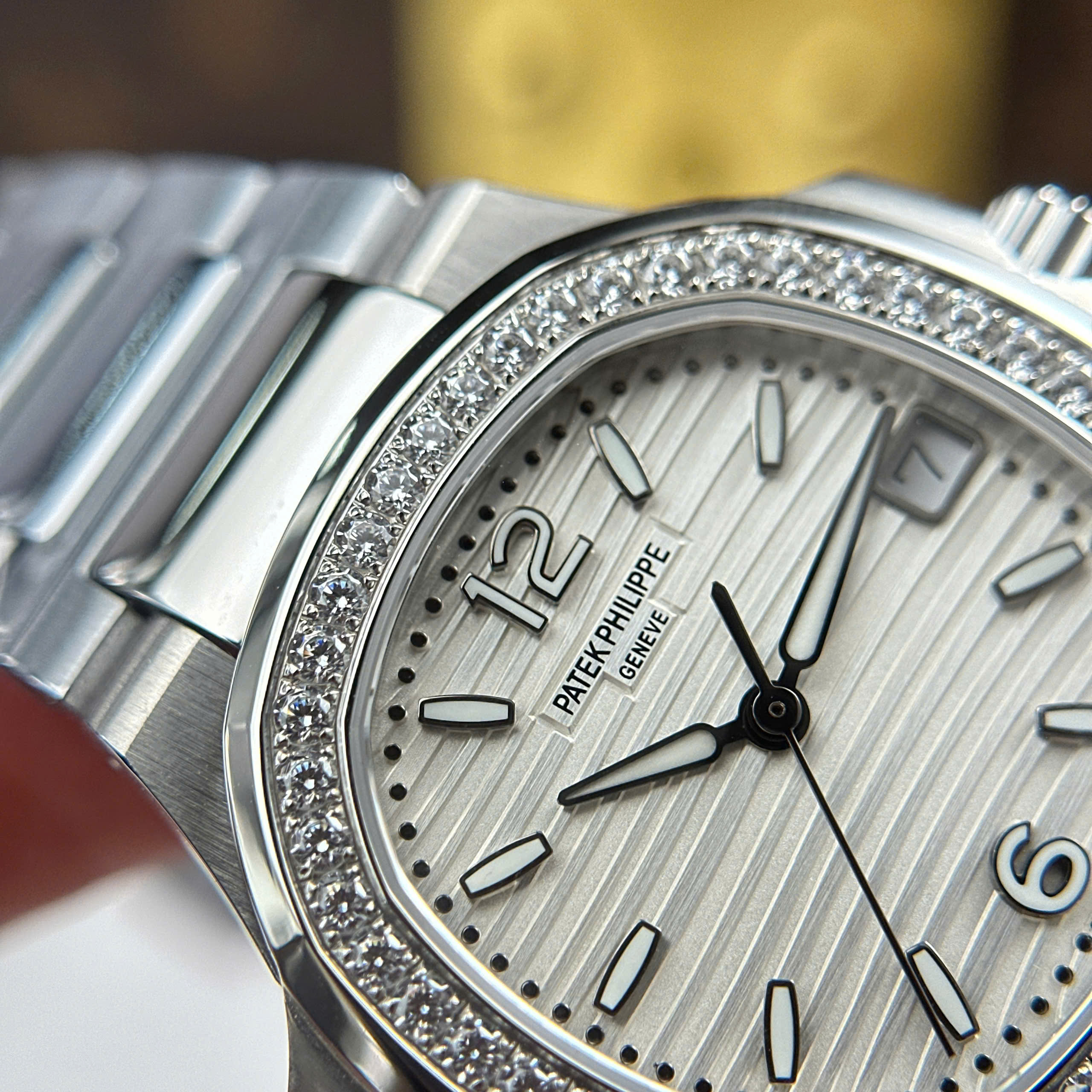 Đồng Hồ Patek Philippe Nautilus 7010/1R 32mm Replica 1:1 GR Factory