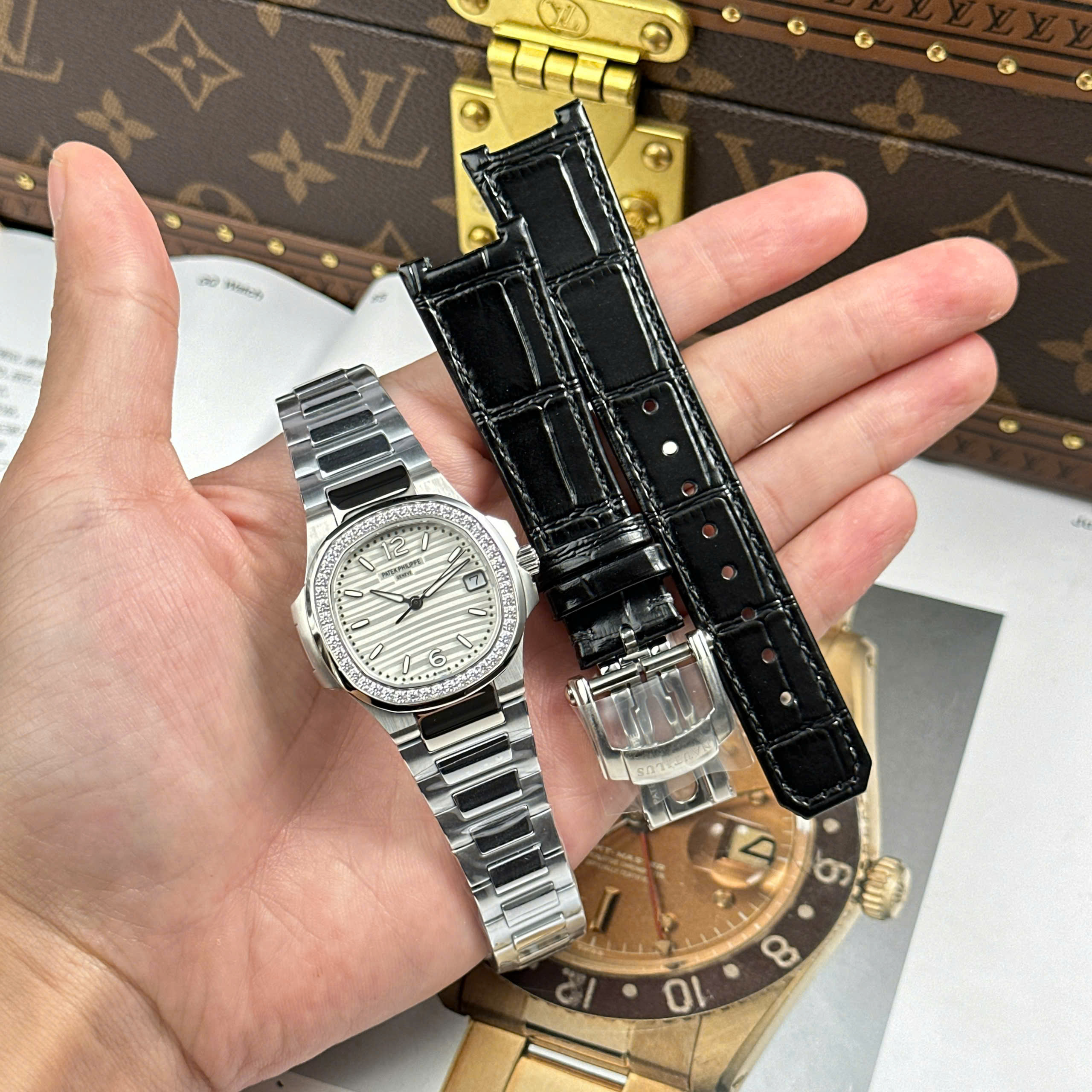 Đồng Hồ Patek Philippe Nautilus 7010/1R 32mm Replica 1:1 GR Factory
