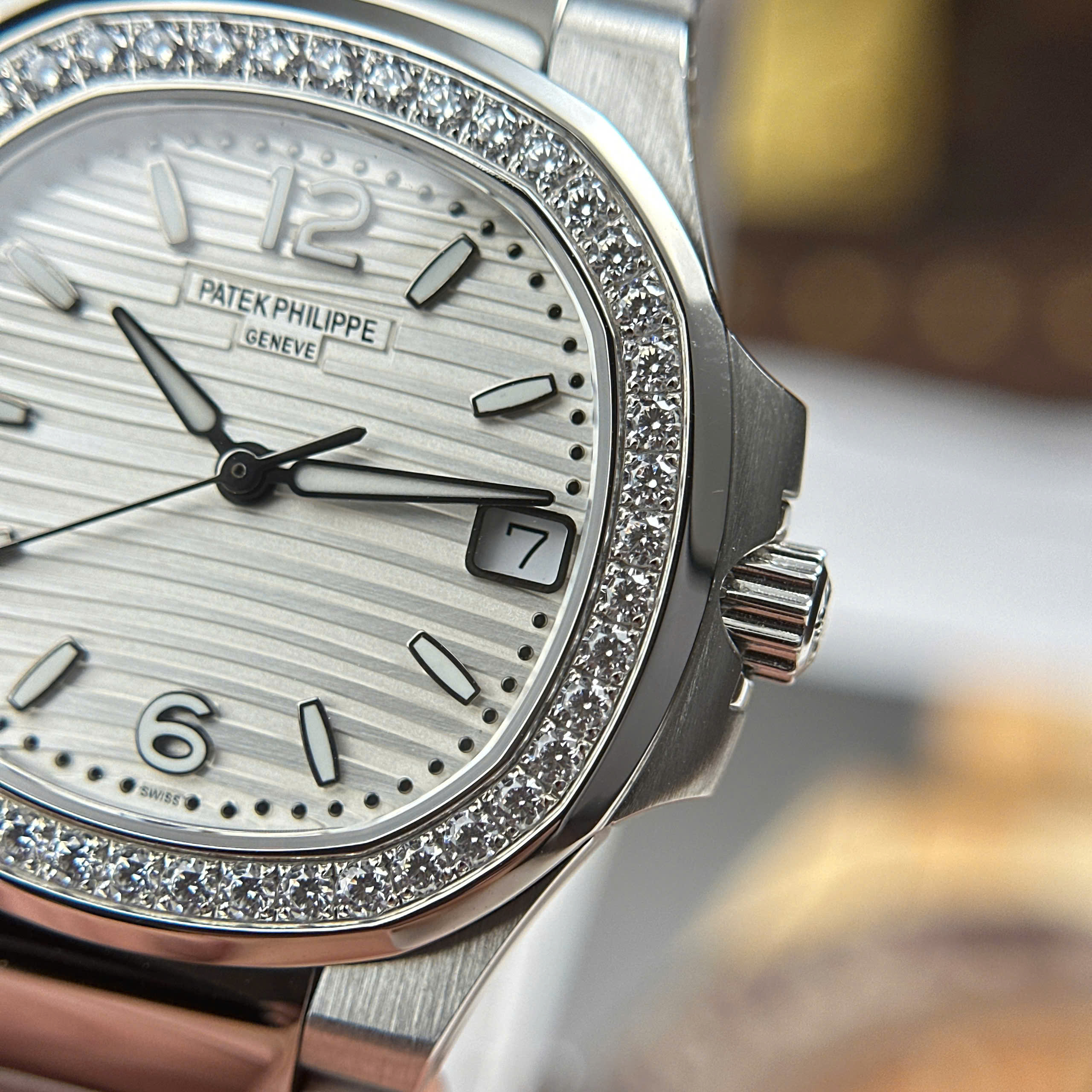 Đồng Hồ Patek Philippe Nautilus 7010/1R 32mm Replica 1:1 GR Factory