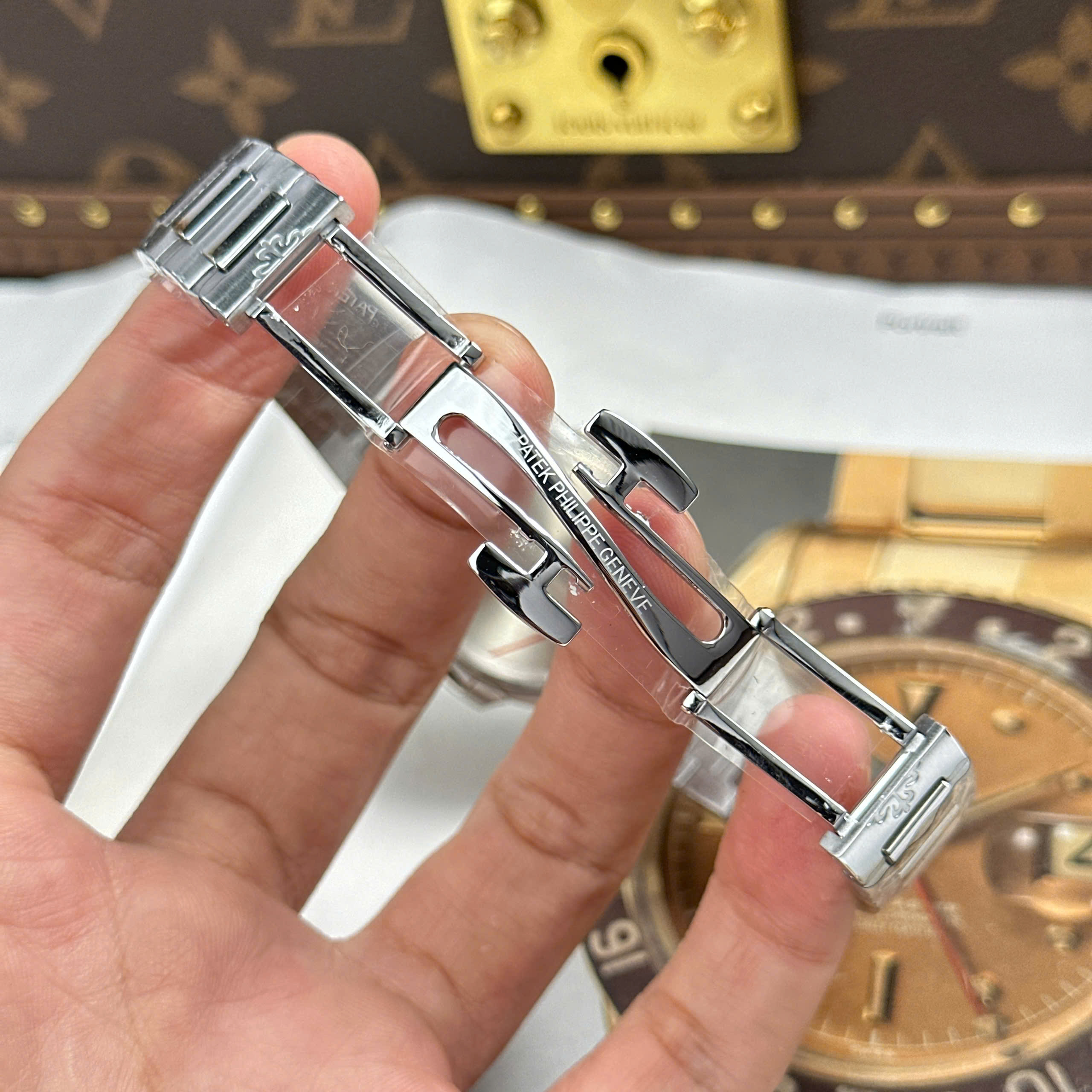 Đồng Hồ Patek Philippe Nautilus 7010/1R 32mm Replica 1:1 GR Factory