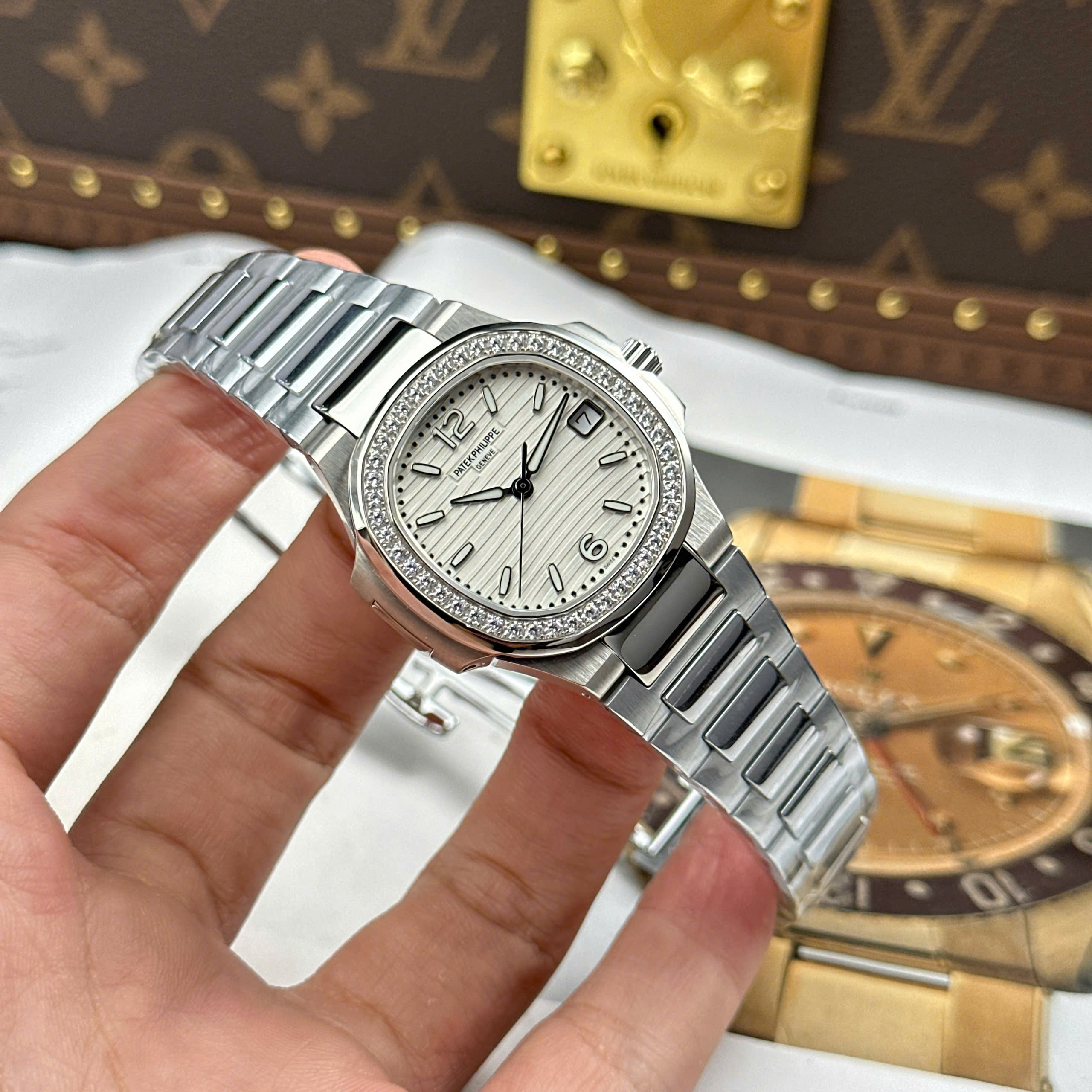 Đồng Hồ Patek Philippe Nautilus 7010/1R 32mm Replica 1:1 GR Factory