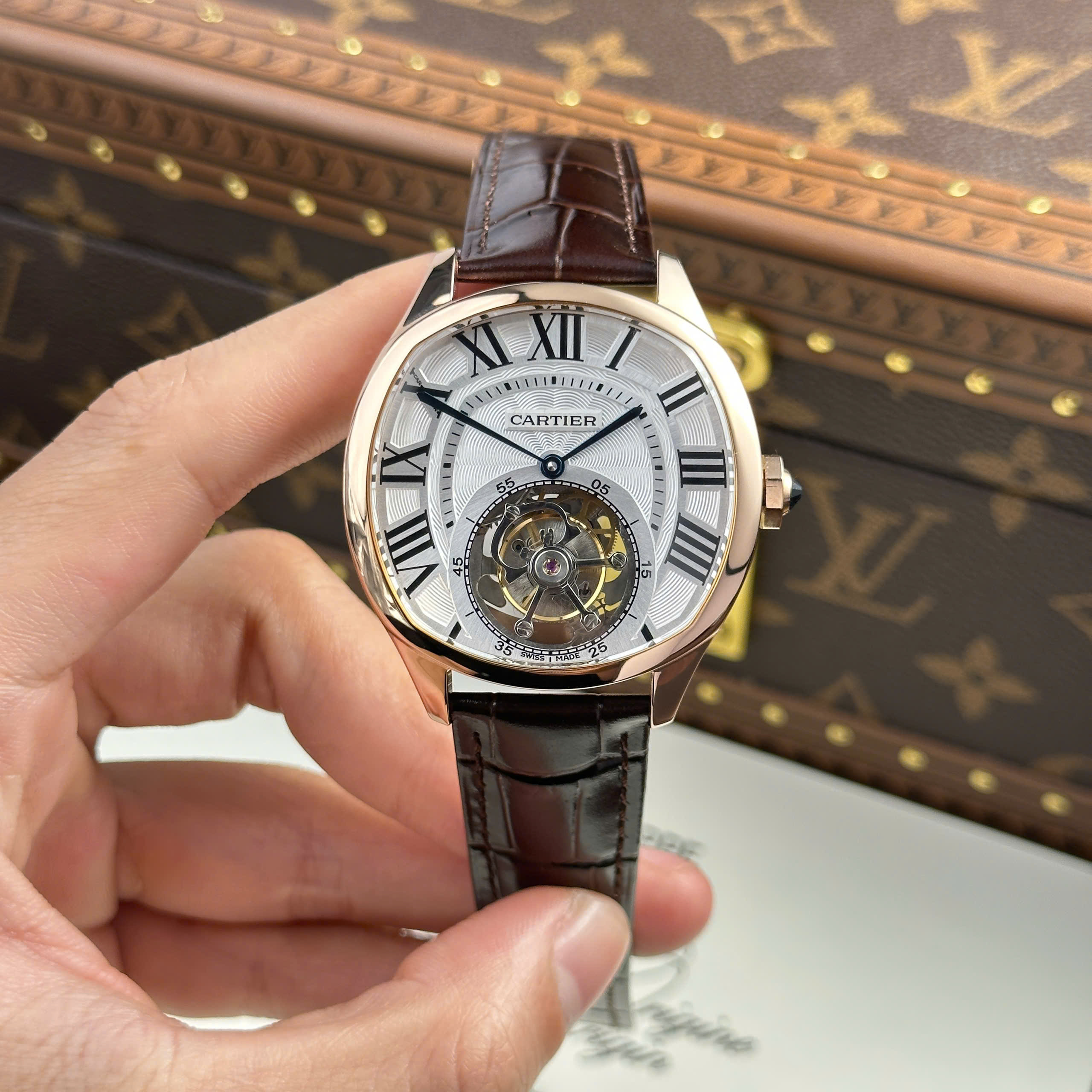 Đồng Hồ Cartier Drive Tourbillon Replica 1:1Mặt Số Vân Guiloche Dây Da 41mm