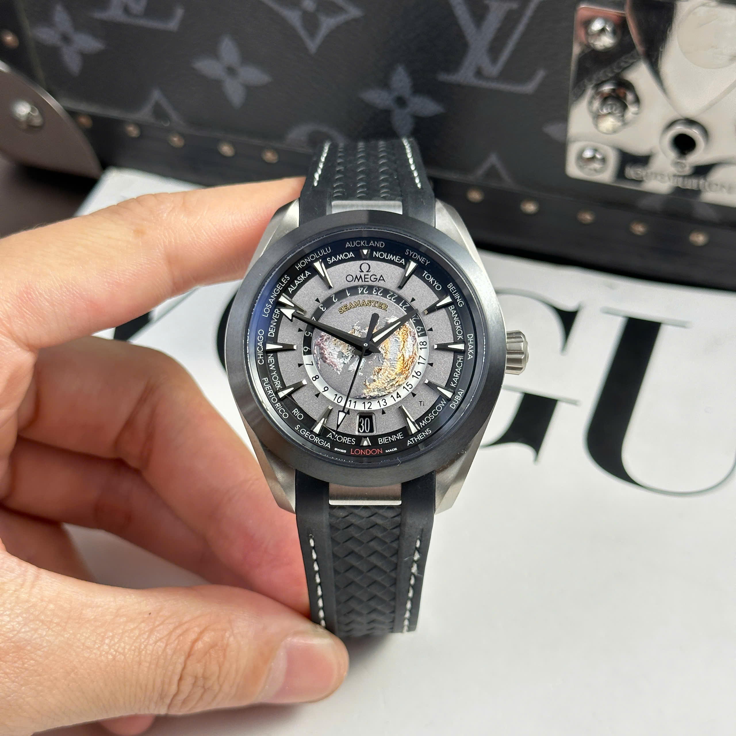 Đồng Hồ Omega Seamaster Aqua Terra GMT Worldtimer Mặt Xám Replica 1:1 43mm VSF Factory