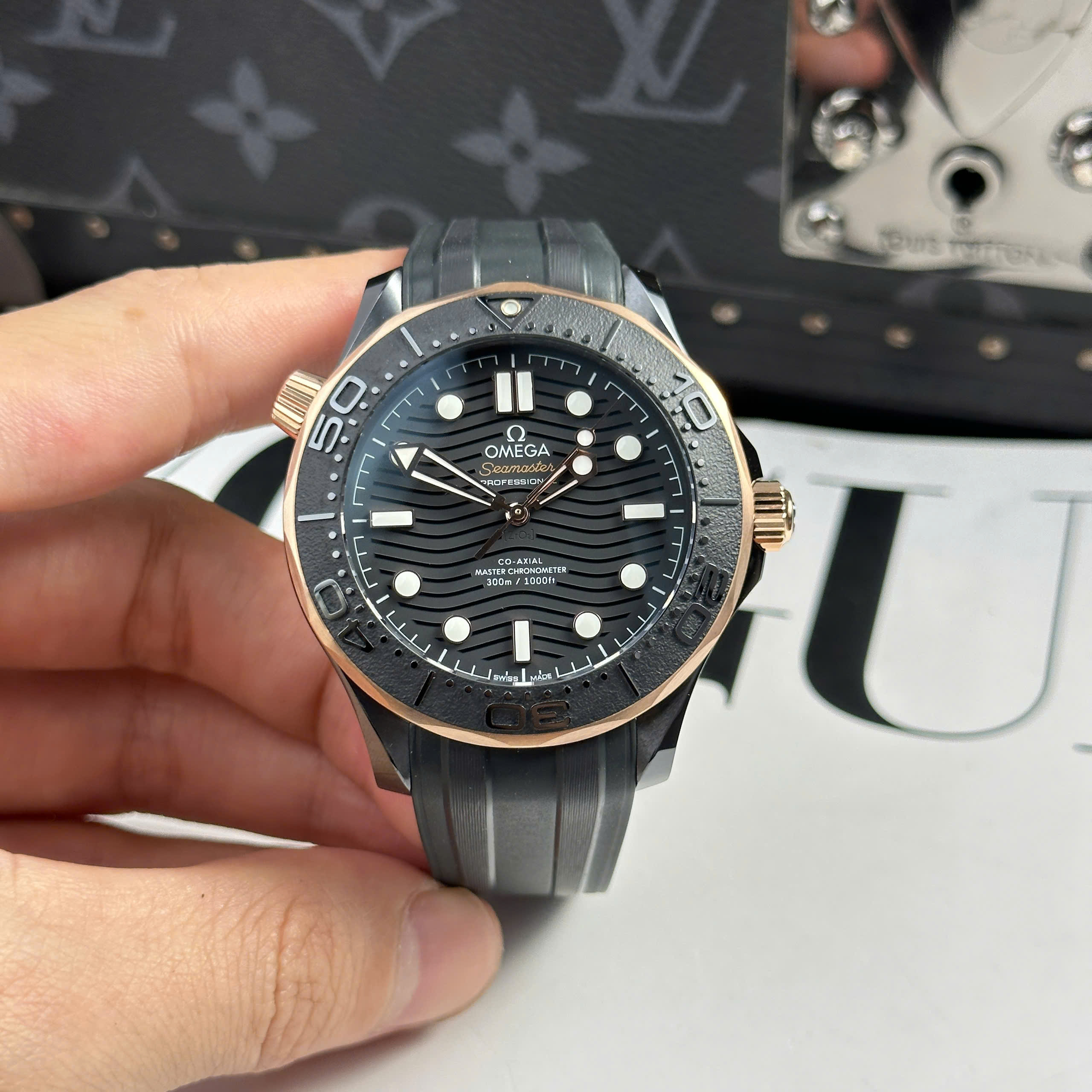 Đồng Hồ Omega Seamaster Diver 300M 43.5mm Mặt Đen Vỏ Gốm Replica 1:1 VS Factory