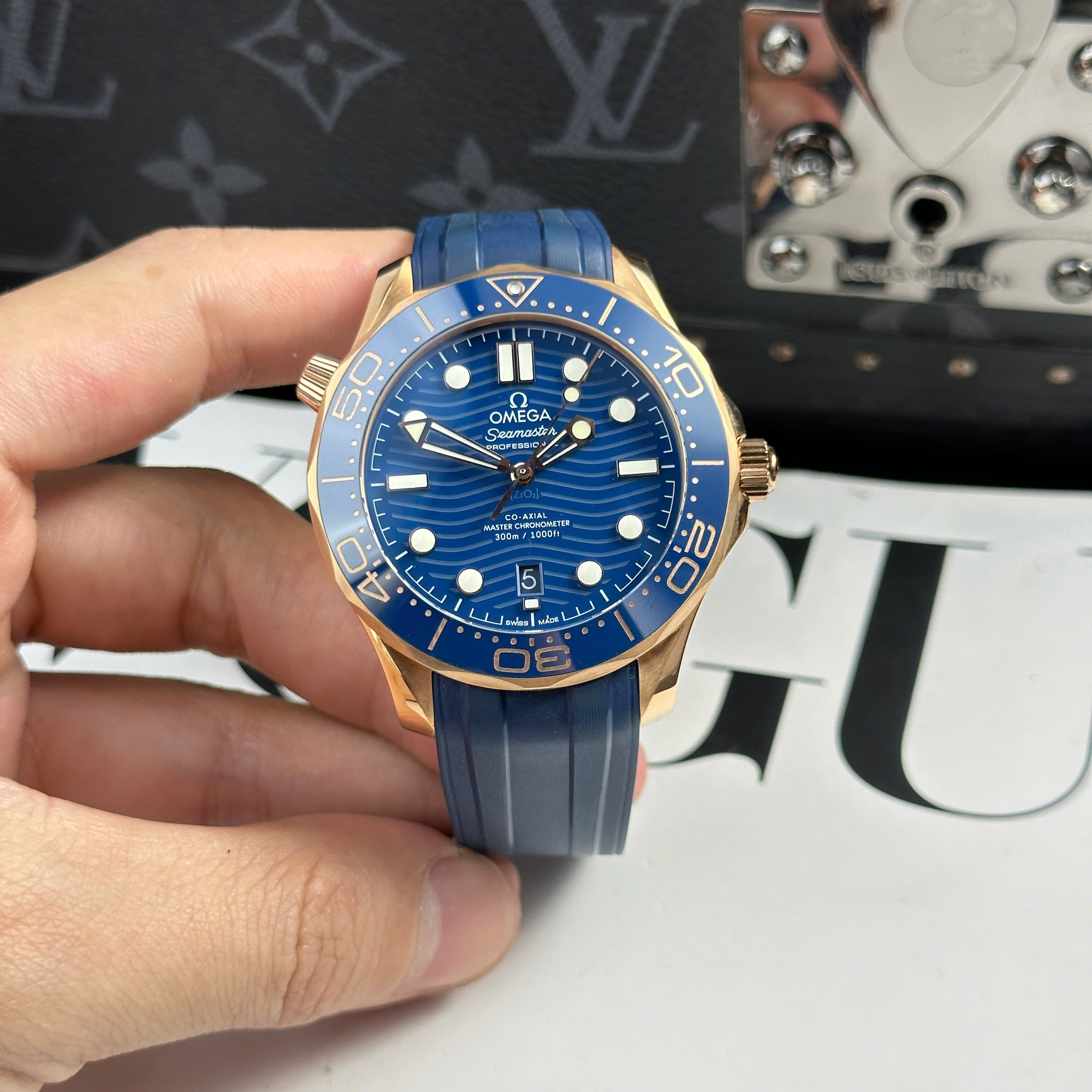 Đồng Hồ Omega Seamaster Diver 300M 43.5mm Mặt Xanh Blue Vỏ Vàng Hồng Replica 1:1 VS Factory