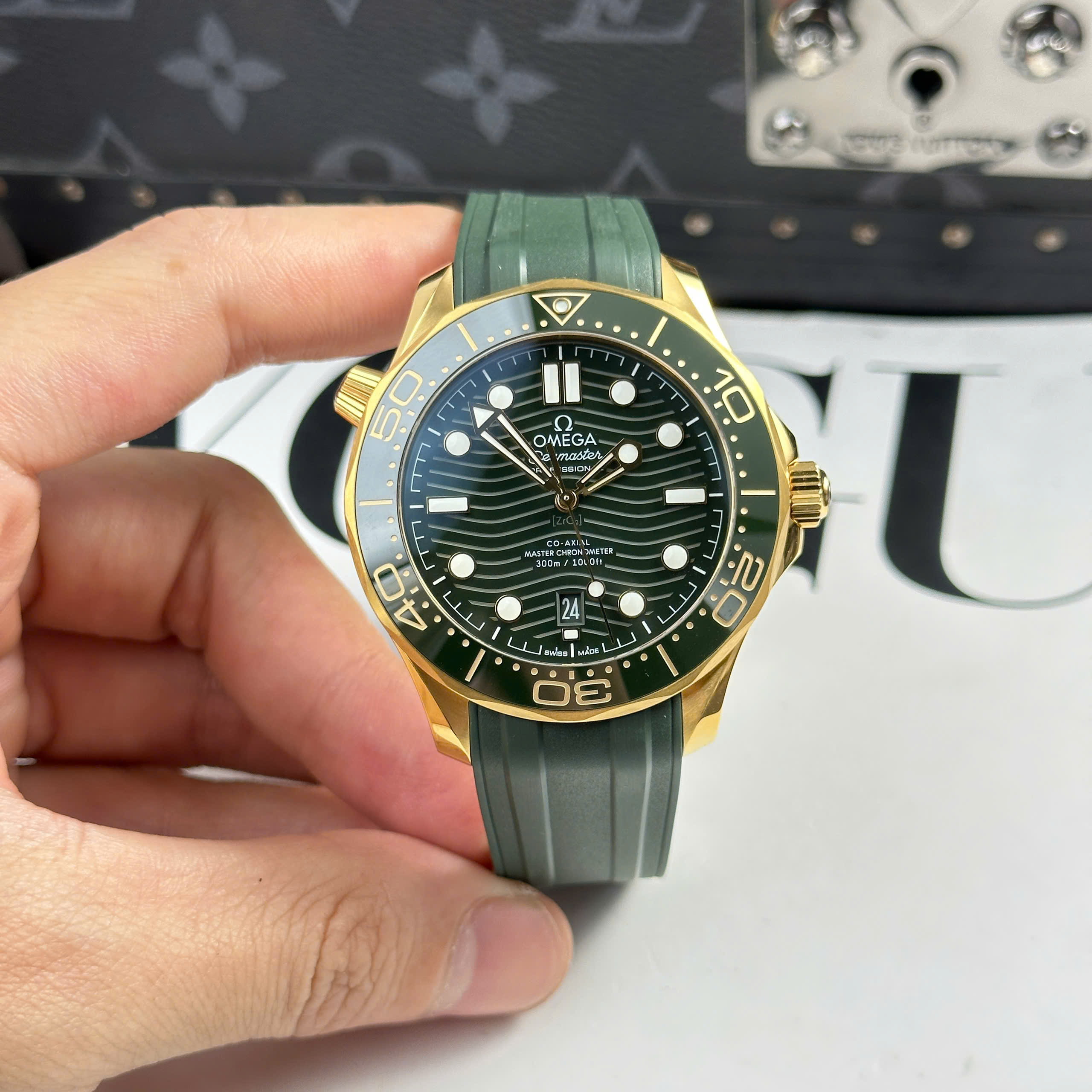 Đồng Hồ Omega Seamaster Diver 300M 43.5mm Mặt Xanh Lá Vỏ Vàng Gold Replica 1:1 VS Factory