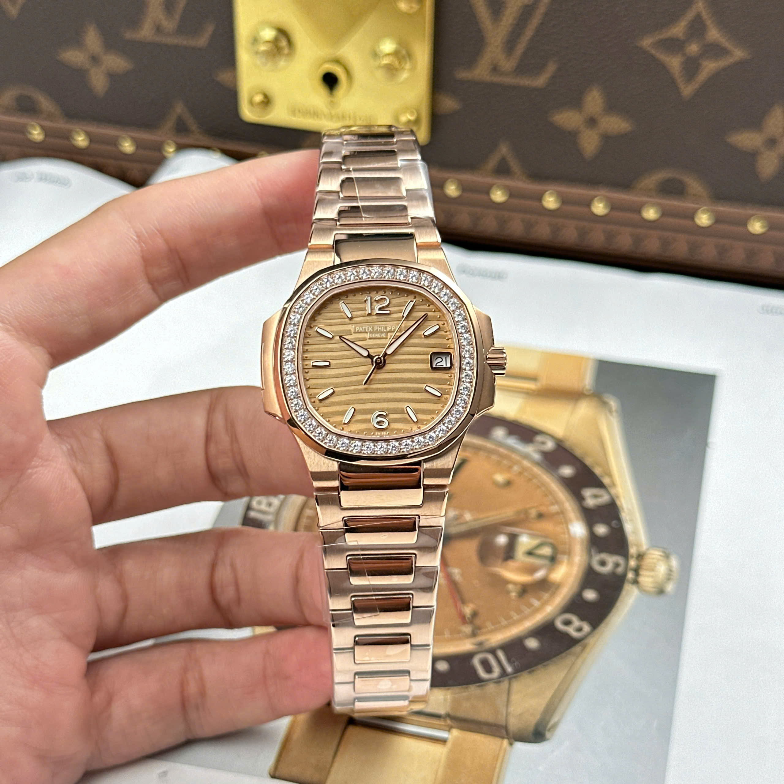 Đồng Hồ Patek Philippe Nautilus 7010/1R 32mm Replica 1:1 GR Factory