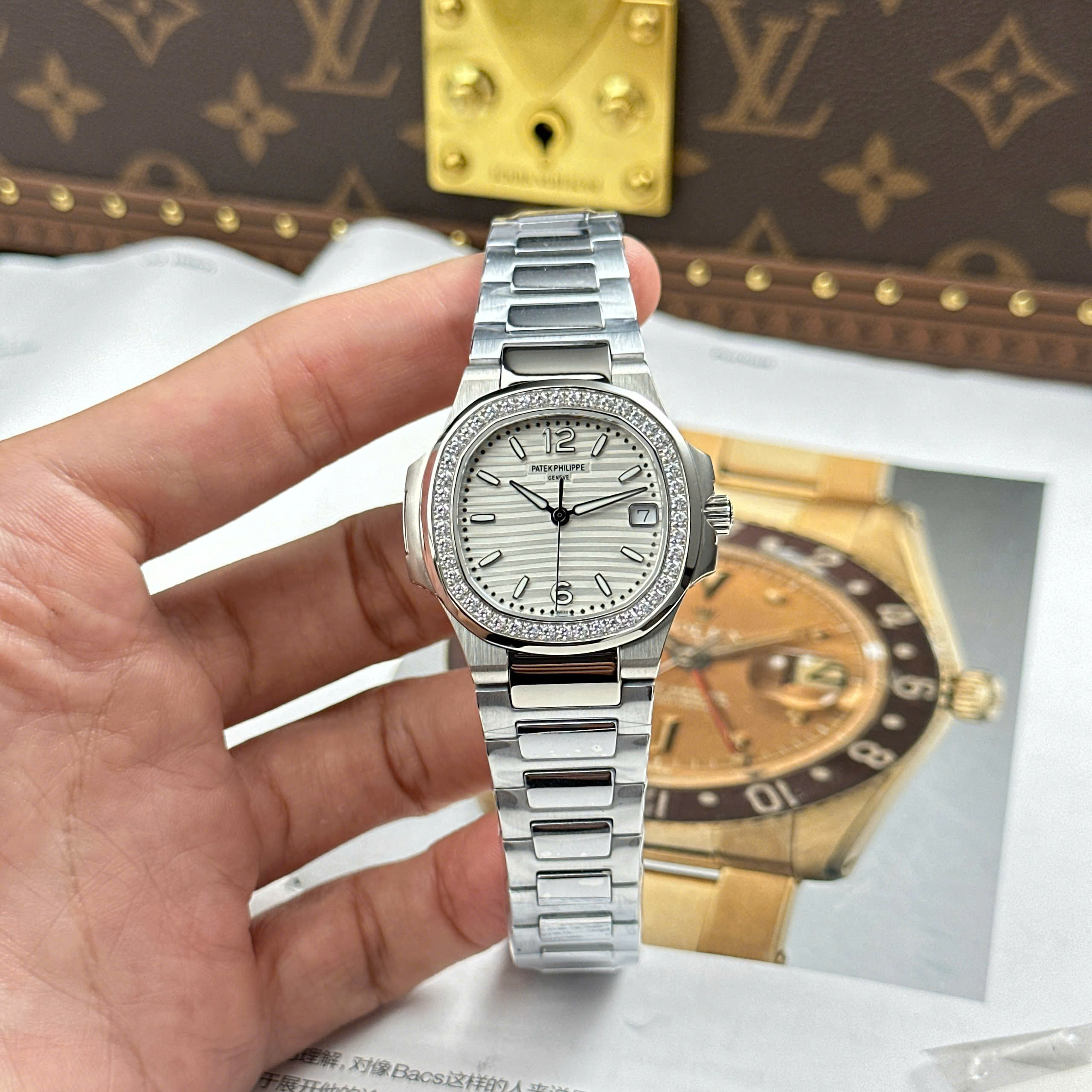 Đồng Hồ Patek Philippe Nautilus 7010/1R 32mm Replica 1:1 GR Factory