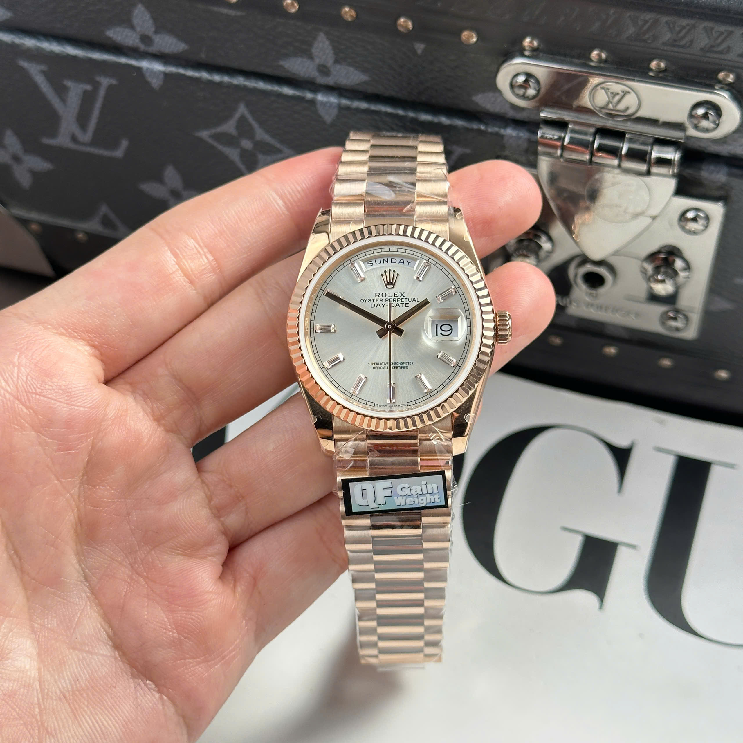 Đồng Hồ Rolex Day-Date 36mm 128235 Mặt Số Bạc Vỏ Vonfram 160g Replica 1:1 QF Factory