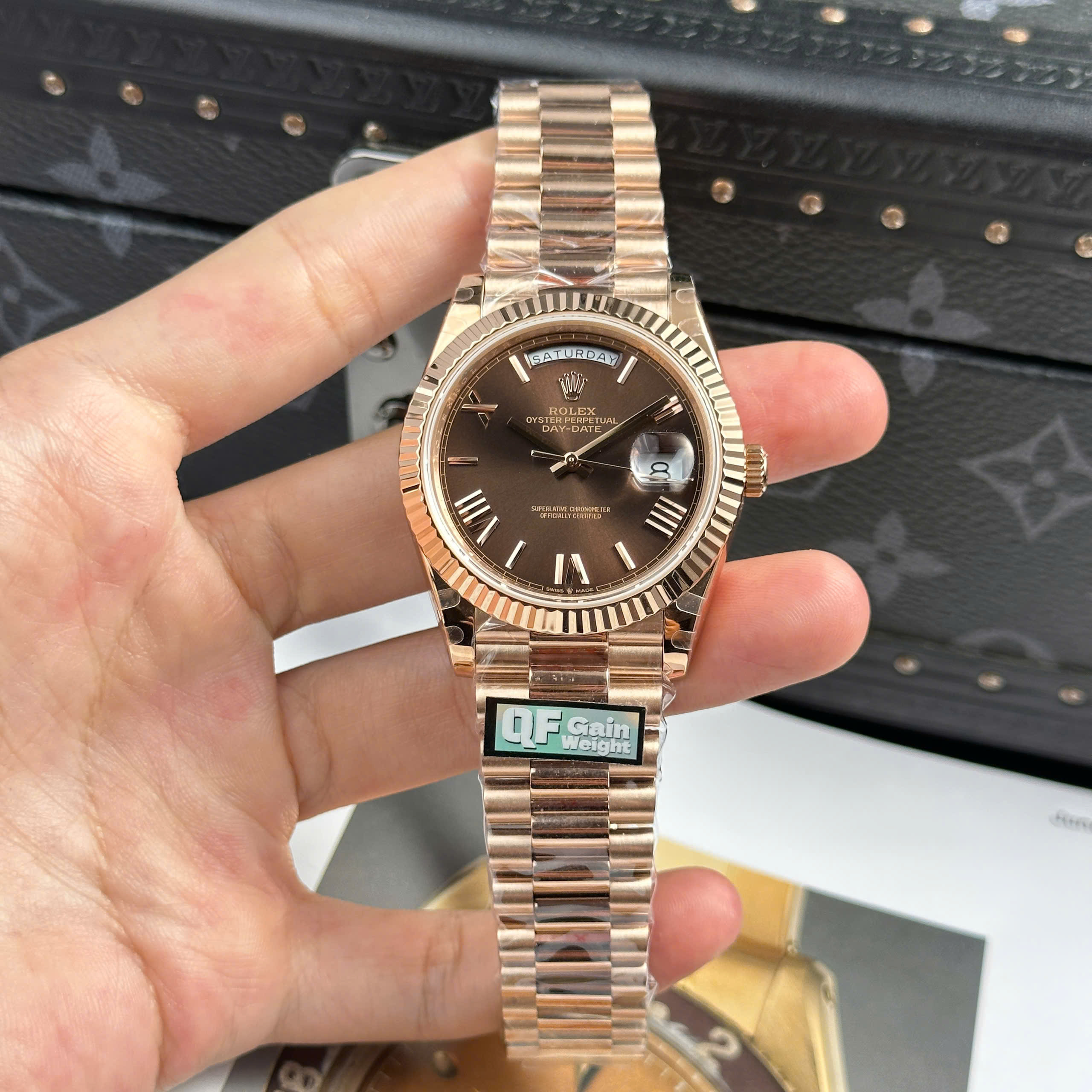 Đồng Hồ Rolex Day-Date 40mm Rose Gold 228235-0002 Replica 1:1 QF Factory