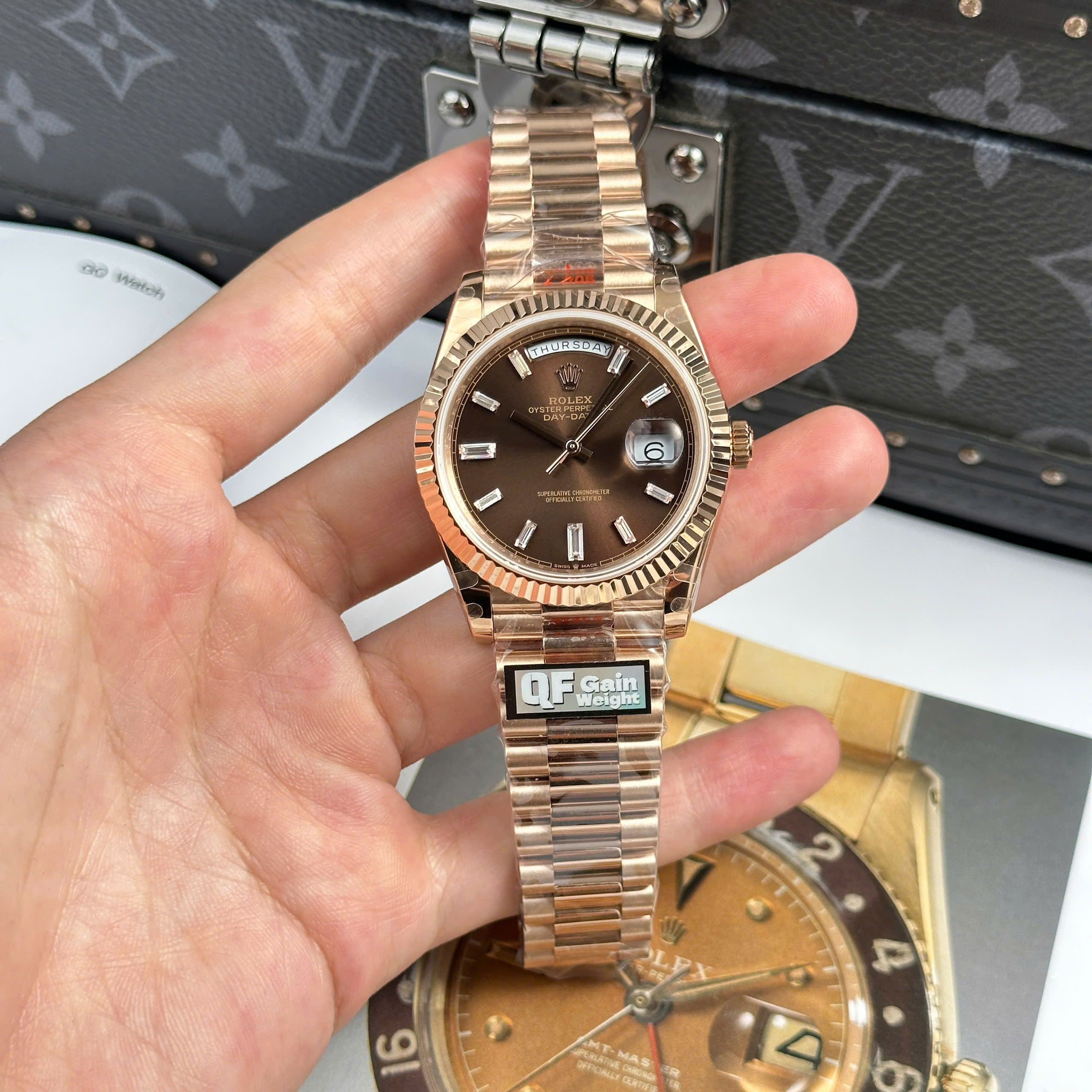 Đồng Hồ Rolex Day-Date 40mm Rose Gold 228235 Mặt Số Chocolate Replica 1:1 QF Factory