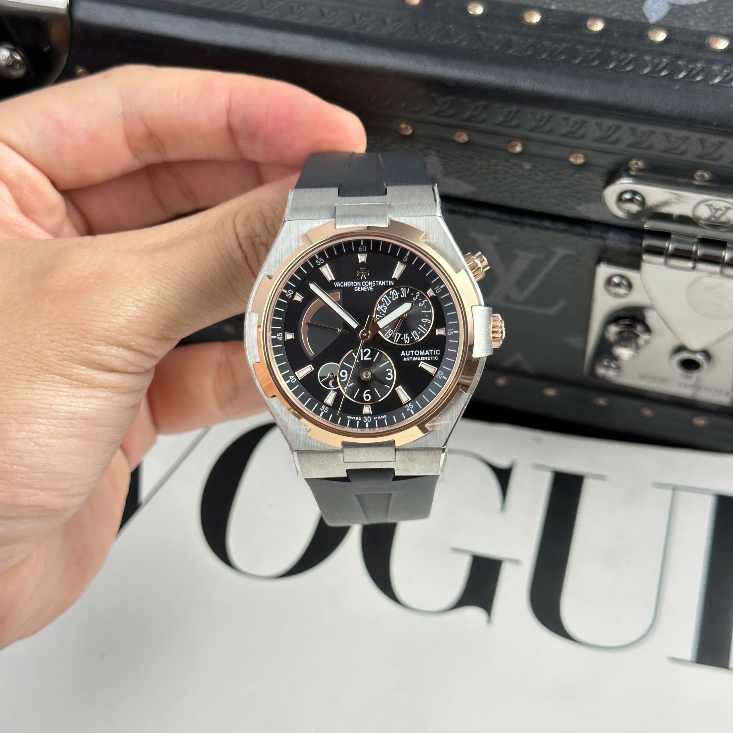 Đồng Hồ Vacheron Constantin Overseas Dual Time 47450 Mặt Đen Demi Vàng Hồng Replica 1:1 42mm 9F Factory